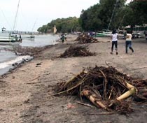 Dipenuhi Sampah, Wisatawan Pasir Putih Kecewa